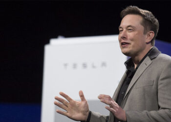 Elon Musk, milyon dolarlık çek dağıttı