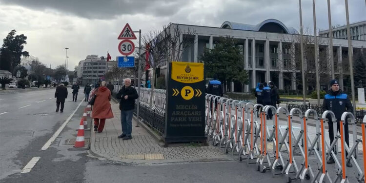 İstanbul Büyükşehir Belediye binası önünde güvenlik önlemi alındı