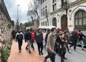 İstanbul Üniversitesi'nde öğrenciler ayağa kalktı