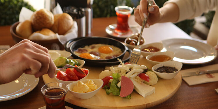 Bayram kahvaltısında kızartma ve yağlı yiyeceklerden uzak durun