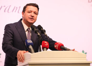 Eli kalem tutanlar içeri atılıyor