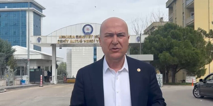Murat Bakan ODTÜ'de gözaltına alınan öğrenciler için TEM'de