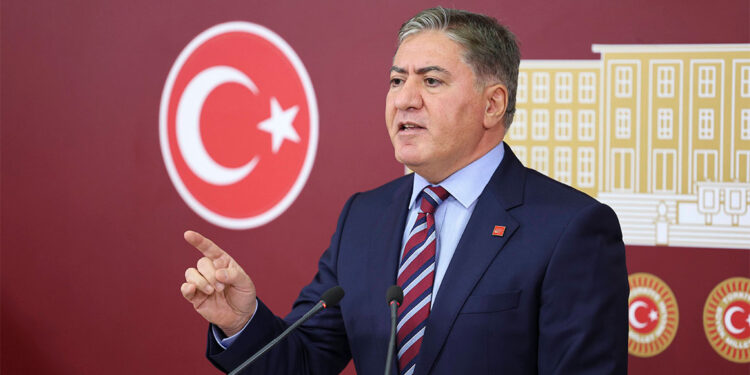 Foto muhabirlerini bile gözaltına alıp tutuklayacak kadar korkuyorlar