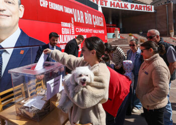 CHP'liler ön seçimde oy kullanıyor
