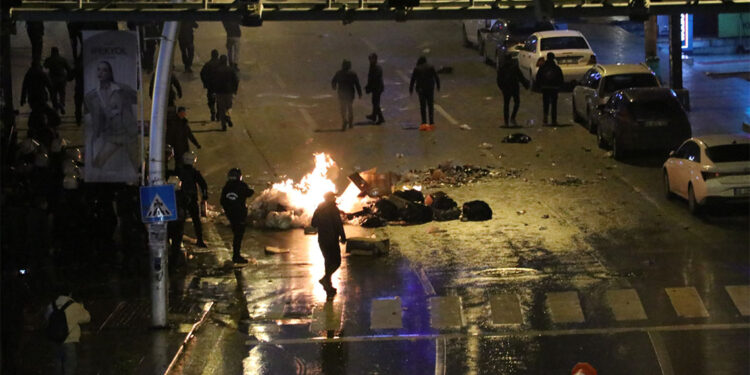 İmamoğlu'nun gözaltına alınmasına tepki gösteren protestoculara polis müdahale etti