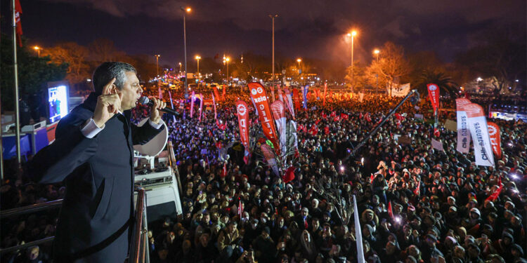 Sen kim oluyorsun da Türkiye'nin umuduna gaz sıkıyorsun?