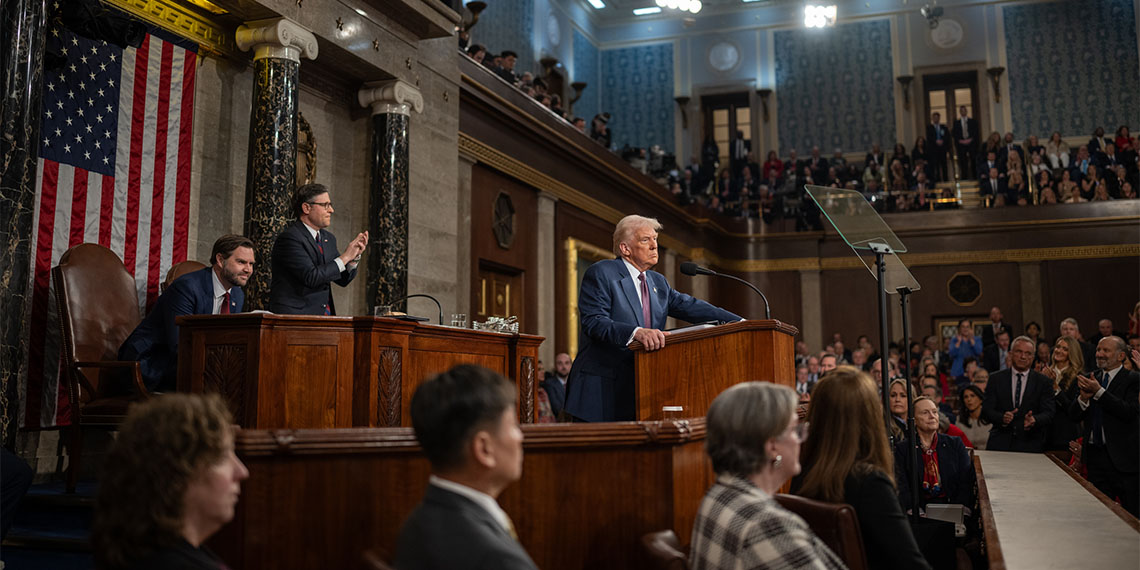 Donald Trump, "Biden ABD tarihindeki en kötü başkan. Onun döneminde binlerce kişi ülkemizi işgal etti. Bunların çoğu, hırsız, katil" diye konuştu.