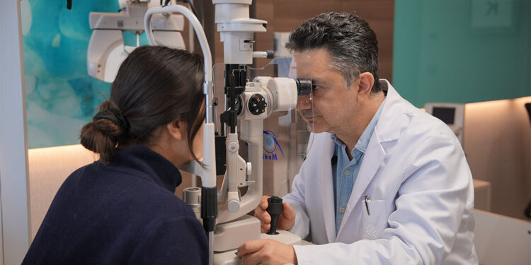 40 yaş üstü herkesin düzenli göz muayenesi olması gerekiyor