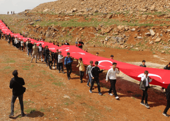 105 çocuk, Cudi Dağı'nda 105 metrelik Türk bayrağıyla yürüdü