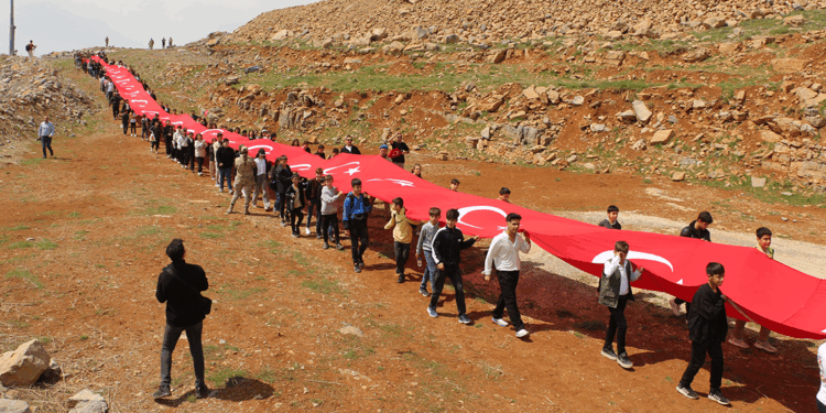 105 çocuk, Cudi Dağı'nda 105 metrelik Türk bayrağıyla yürüdü