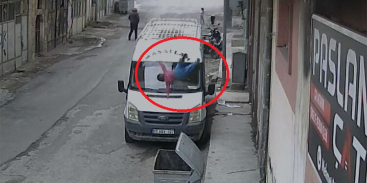 2 yaşındaki Muhammed 2'nci kattan çöp konteynerine düştü