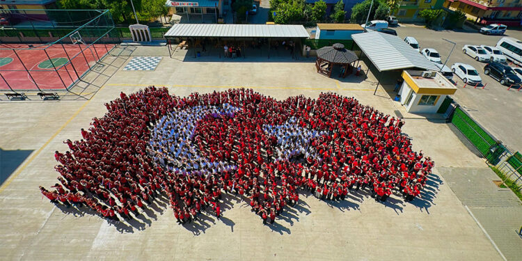 1300 öğrenci ay yıldızlı Türkiye haritası oluşturdu