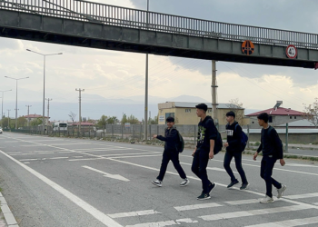 3 lisenin yakınındaki üst geçit , 'Yol uzuyor’ diye kullanılmıyor