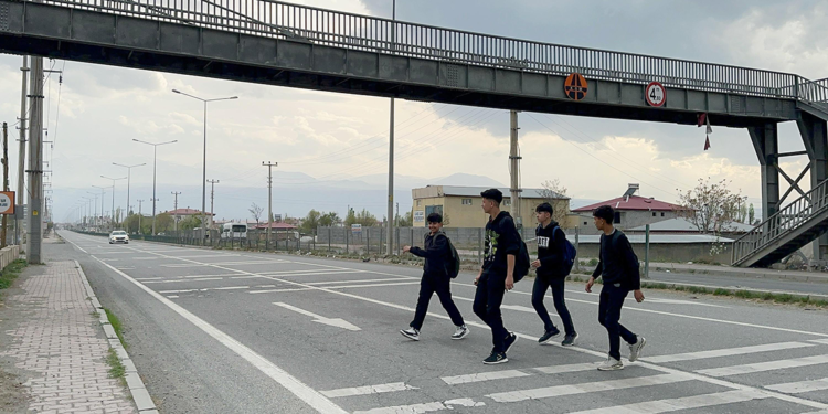 3 lisenin yakınındaki üst geçit , 'Yol uzuyor’ diye kullanılmıyor