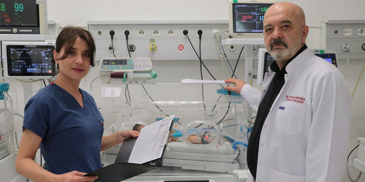 Cinsel organı gelişmemiş halde dünyaya gelen bebek ameliyat edildi