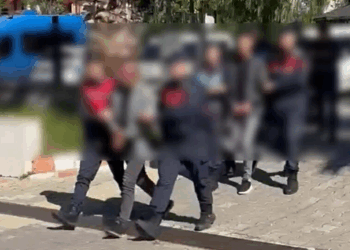 33 bin lirasını gasbettikleri kişiyi benzin döküp yakmak istediler