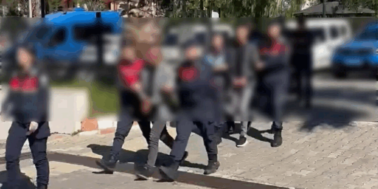 33 bin lirasını gasbettikleri kişiyi benzin döküp yakmak istediler