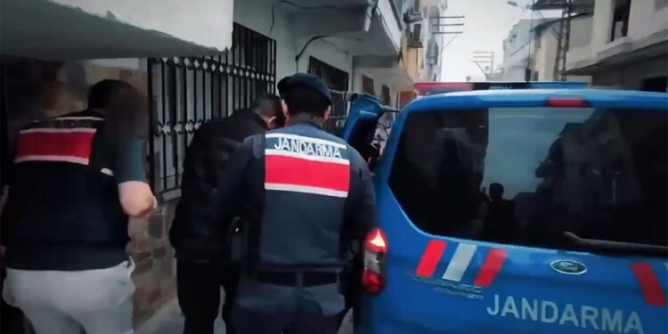 4 kişiyi silah zoruyla araziye götürüp paralarını gasbettiler; 7 tutuklama