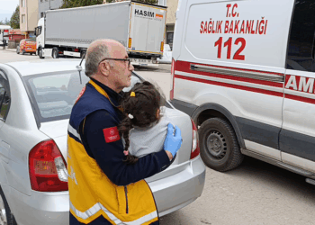 4 metreden moloz çuvallarının üzerine düşen Ayşe, yaralandı