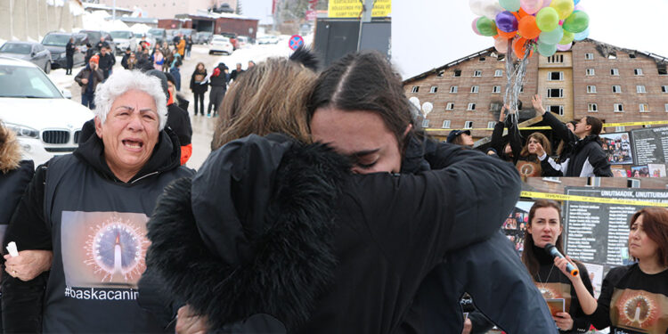78 kişinin hayatını kaybettiği otelin önünde gözyaşı