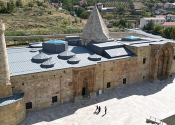 797 yıllık başyapıttaki kabir girişinde kalp deseni ilgi çekiyor