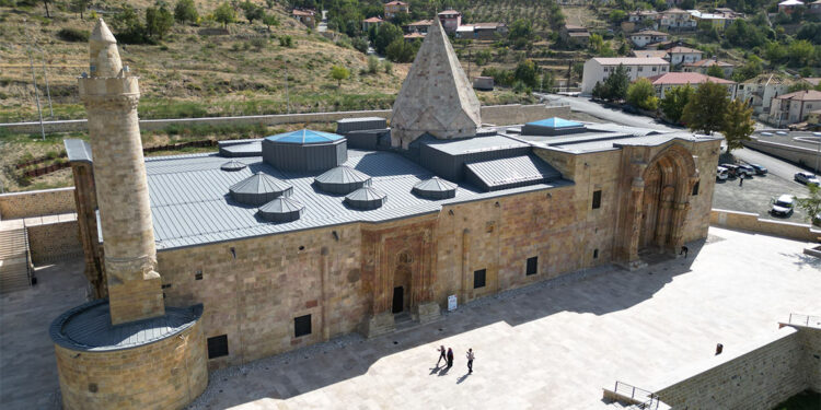 797 yıllık başyapıttaki kabir girişinde kalp deseni ilgi çekiyor