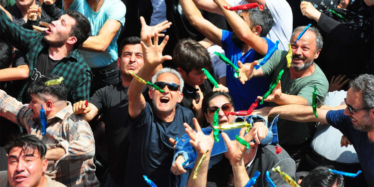 Manisa Mesir Macunu Festivali'nde 8 ton mesir macunu saçıldı