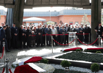 8'inci Cumhurbaşkanı Turgut Özal mezarı başında anıldı