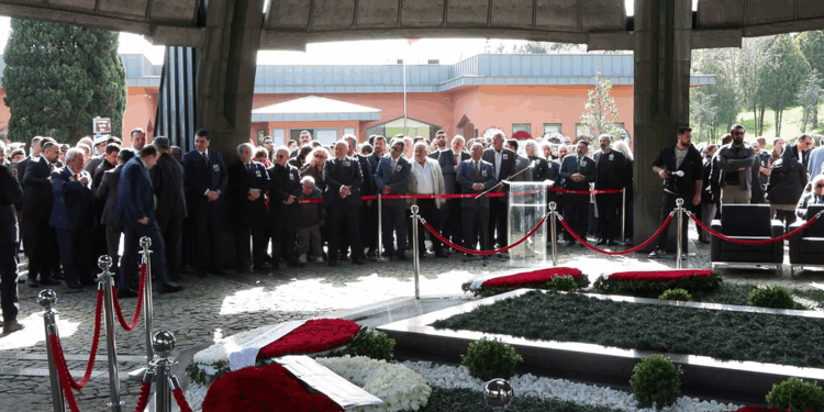 8'inci Cumhurbaşkanı Turgut Özal mezarı başında anıldı