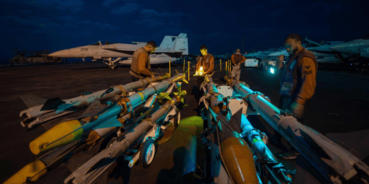 ABD, Yemen'de bir limanı vurdu: 38 ölü