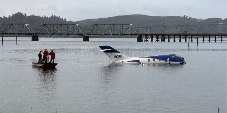 ABD'de bir uçak pistten kayarak suya düştü