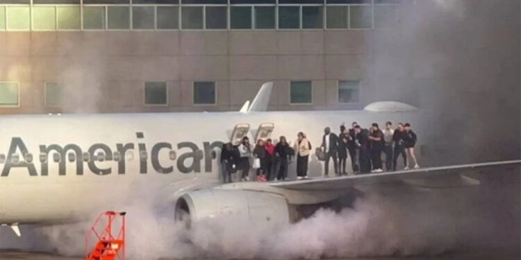 ABD'de uçağın motoru alev aldı: 282 yolcu tahliye edildi