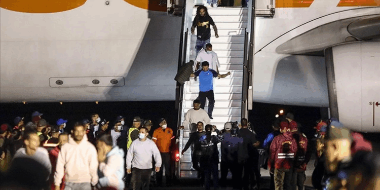 ABD'den sınır dışı edilen 318 Venezuelalı ülkesine döndü