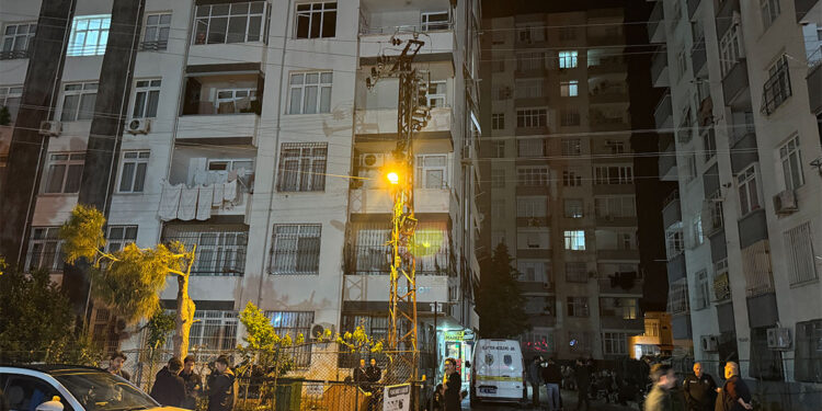 Adana'da bir sitenin 5'inci katında çıkan yangında 1 kişi hayatını kaybetti