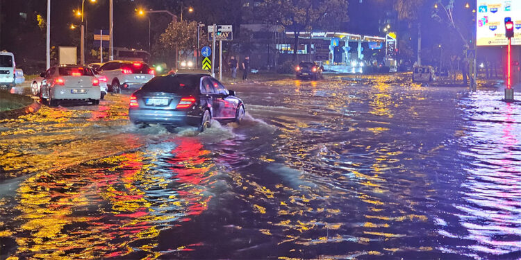 Adana'da sağanak; caddeler suyla doldu