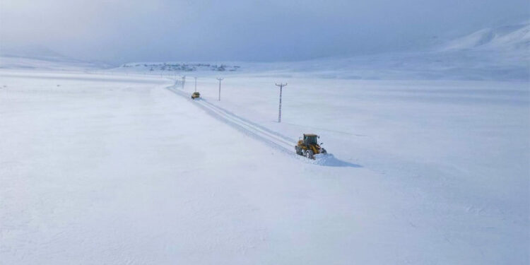 Ağrı'da 124 yerleşim yerinin yolu kardan kapandı