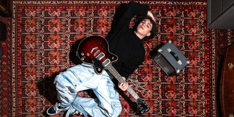 Alper Erözer yeni şarkısı ile müzikseverlerle buluştu