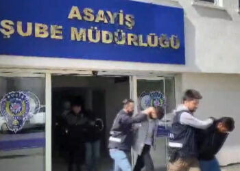 Kendilerini polis ve savcı olarak tanıtarak dolandırıcılık yaptılar
