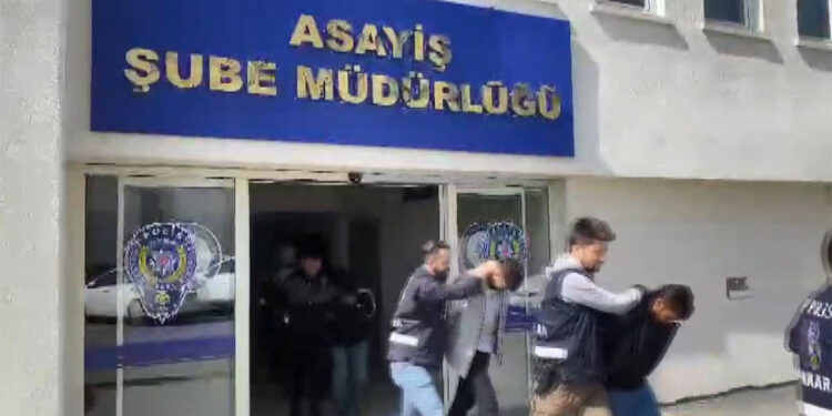 Kendilerini polis ve savcı olarak tanıtarak dolandırıcılık yaptılar