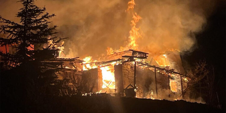 Kızılcahamam'da iki katlı ahşap evde yangın