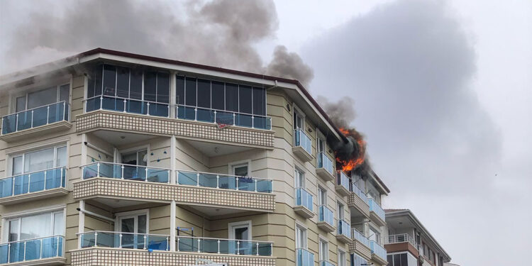 Ankara'da apartmanın 4'üncü katında çıkan yangında 5 kişi dumandan etkilendi