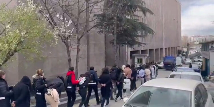 Fuhuş tuzağı ile erkekleri ağına düşüren çeteye operasyon; 22 gözaltı