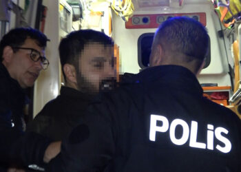 Anne ve babasını eve kilitledi, polis kapıyı kırıp içeri girdi