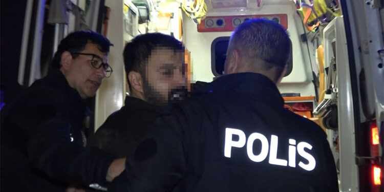 Anne ve babasını eve kilitledi, polis kapıyı kırıp içeri girdi