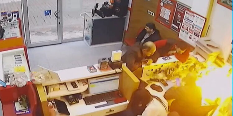 Artvin'de cep telefonu bataryası alev aldı