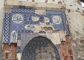Artvin'deki yangında camiden geriye duvarları ve minaresi kaldı