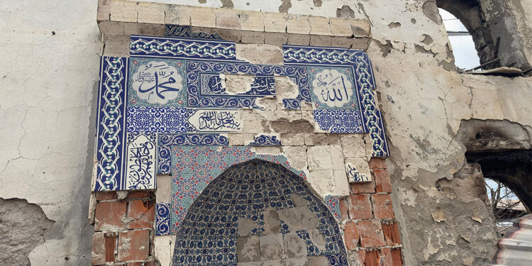 Artvin'deki yangında camiden geriye duvarları ve minaresi kaldı