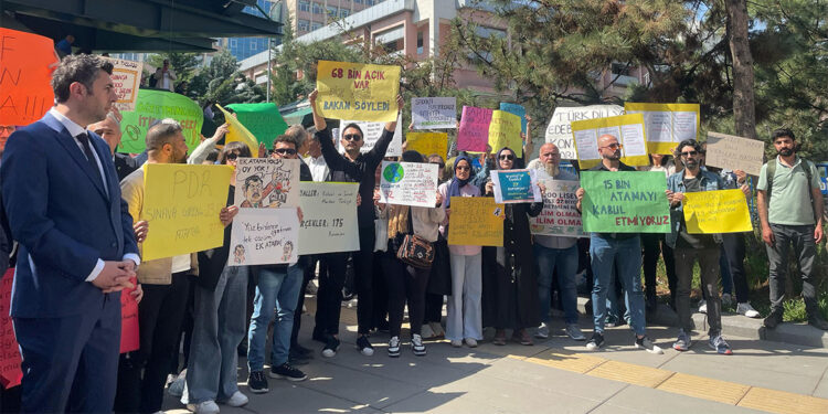 Atama bekleyen öğretmenlerden MEB önünde açıklama