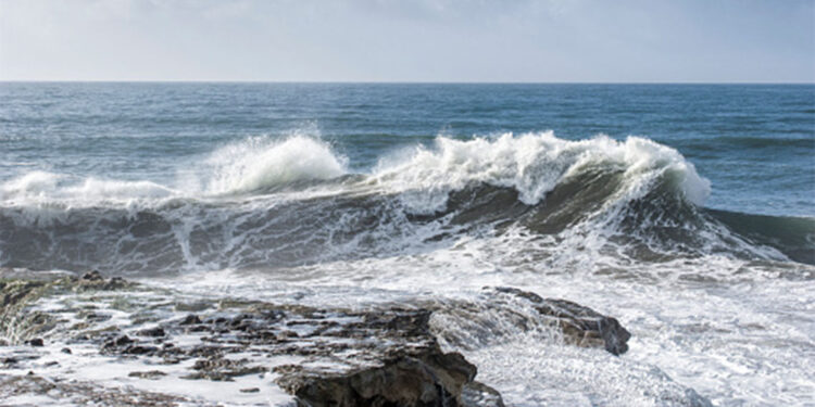 Avustralya kıyılarına vuran dev dalgalar nedeniyle 5 kişi öldü