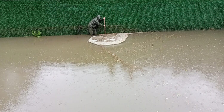 Aydın'da sağanak yağış yaşamı olumsuz etkiledi; alt geçit su doldu